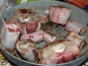 Browning Oxtails in Frying Pan